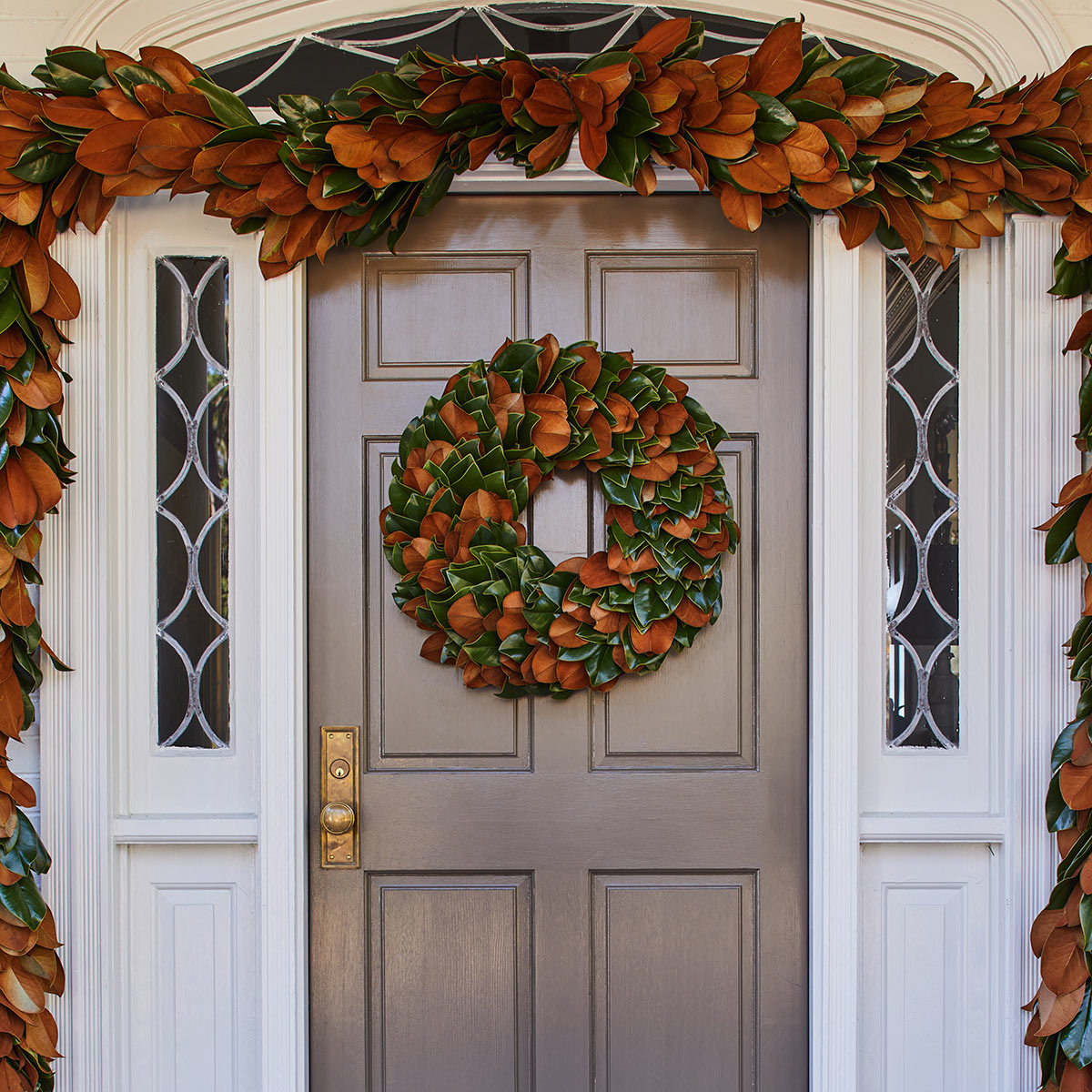 Space-saving solution: Hang your wreath on a stand